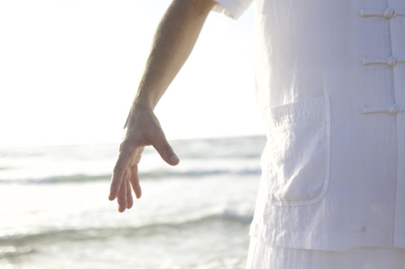 pratiquant de qi gong habillé en tenue blanche