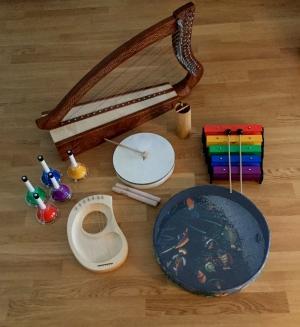 instruments de musicothérapie:harpe troubadour, lyre, tambour océan, tambour, cloches, lames sonores, claves