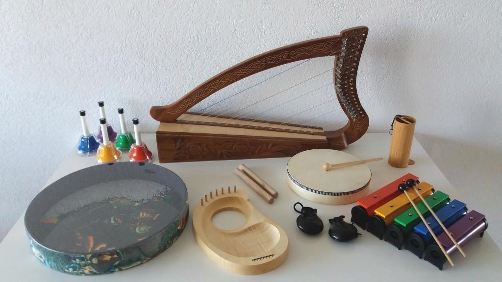 instruments pour la musicothérapie à Genève avec petite harpe, lyre, tambour océan, koshi, cloches, lames sonores, tambour, claves, castagnettes